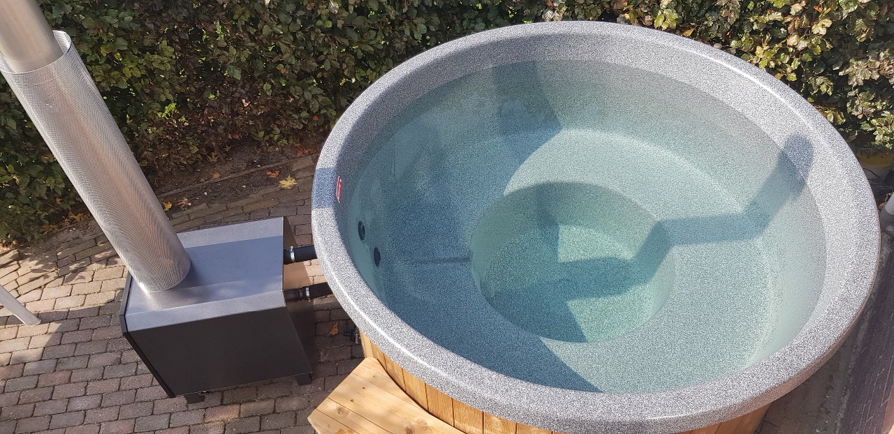 Afbeelding met hottub met water en buitenkachel