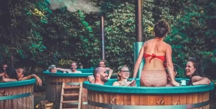 Klanten genieten van onze hottubs met rook uit de schoorsteen.