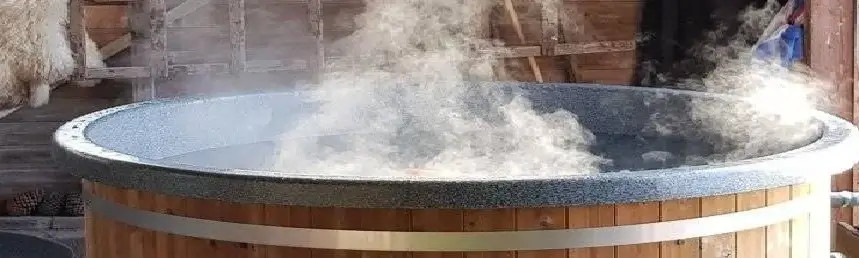 Warme hottub met dampen die naar boven trekken, een mooi sfeerplaatje