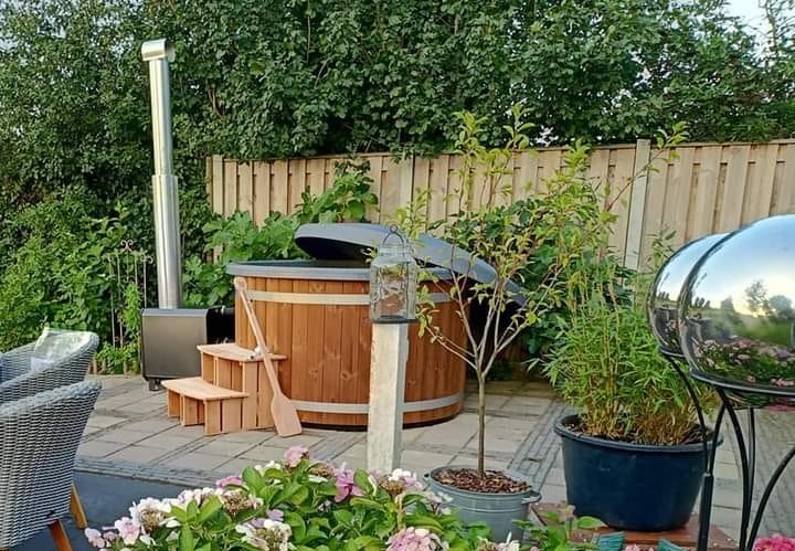 Welltub hottub in de tuin met tuinhuisje