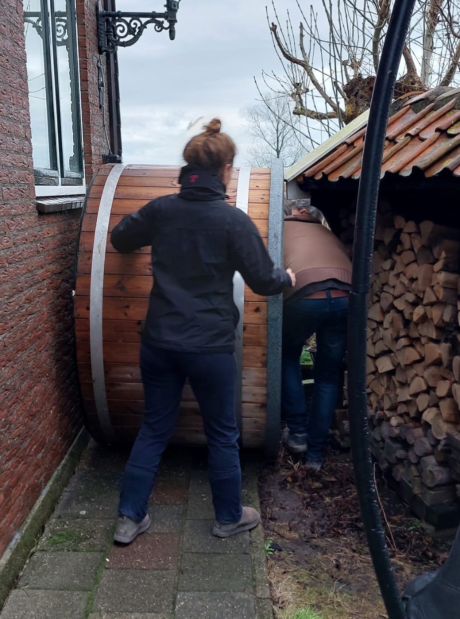 Hottub op de zijkant door een smalle doorgang rollen